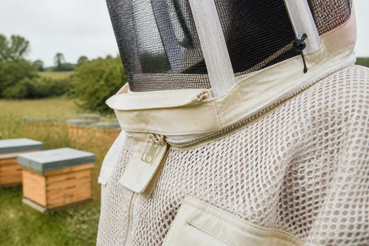 Détail des fermetures et du voile amovible d’une combinaison d’apiculture ventilée